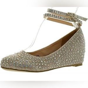 Chase & Chloe Womens Bobby12 Round Toe Med Low Heel Wedge Pump Size 8.5